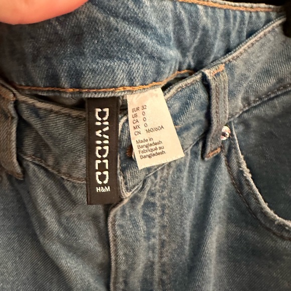 H&M high-waist rolled jeans size 0 - EUC - Picture 3 of 3